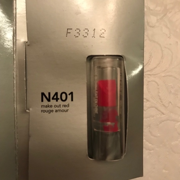 Avon totally kissable make out red lipstick sample - Picture 2 of 3